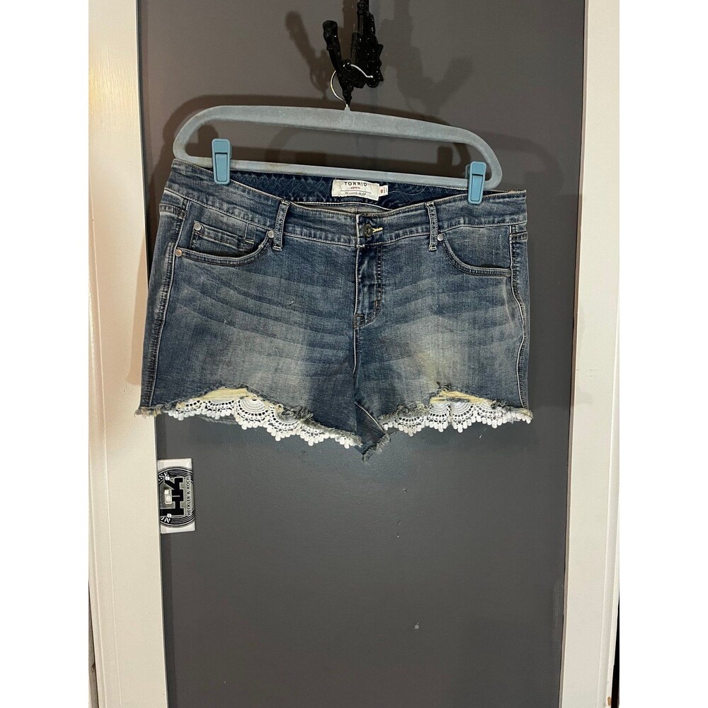 Torrid size 18 distressed lace detail trim Jean shorts